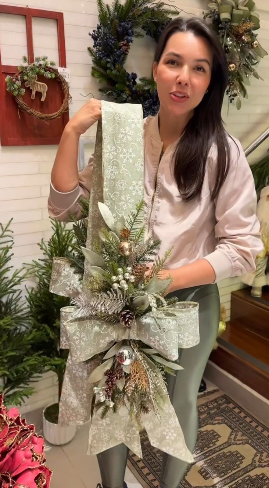 Laço Decorativo Natalino Verde com Folhagens e Pinhas