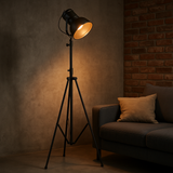 Luminária de Chão Industrial Tripé Metal Preto Spot Ajustável 160cm